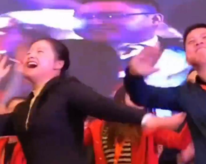 “成功叙事”破产了。

年轻人对大佬成功学为什么无感了？这说明新一代的人变得更聪