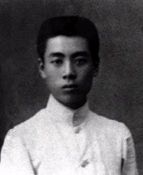 周总理唯一认下的义子，隐姓埋名四十多年，总理离世身份才公之于众。二人一生仅有一次
