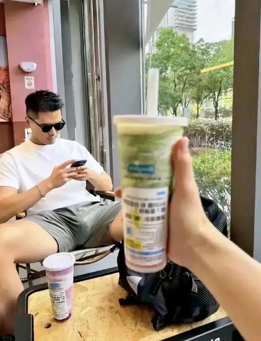 秋天里的第一杯奶茶你喝了吗？这两天刷视频，竟然有为了奶茶大打出手的，原因就是为了
