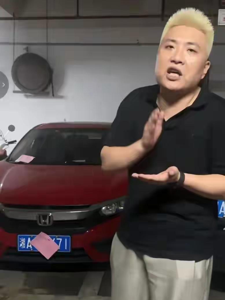 长沙德峰小区，闵先生花8万块买的产权车位，被一辆红色本田霸占了整整8天。

女车