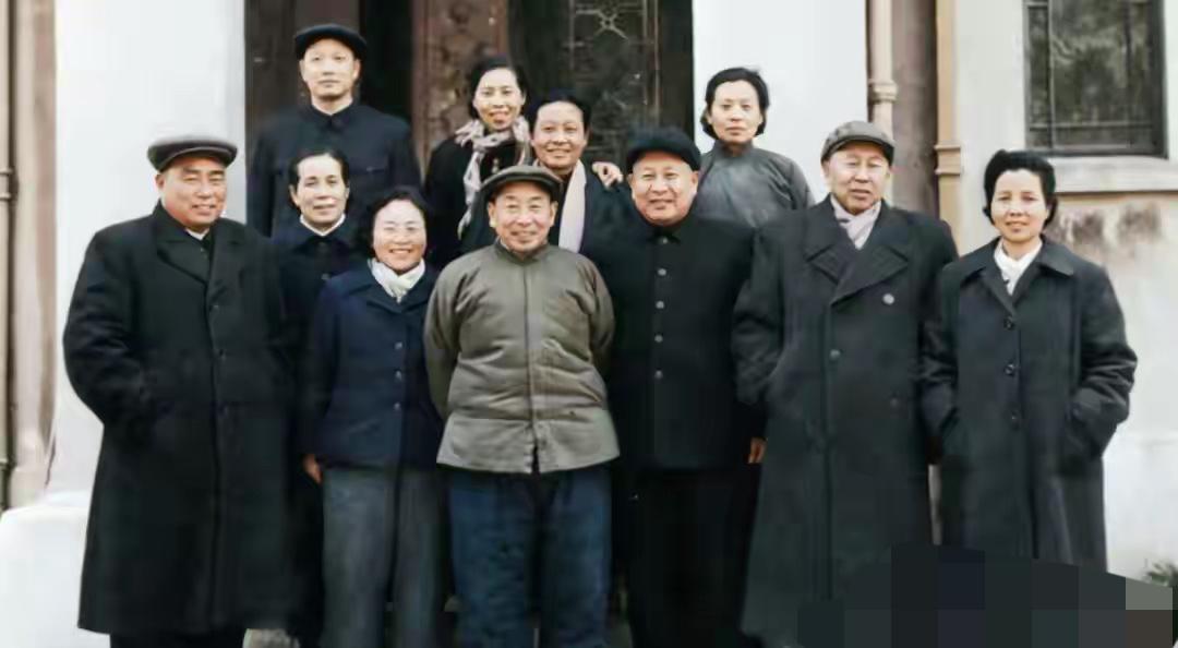 这张珍贵合影拍摄于1959年的南京军事学院，是当时学院主要领导与夫人的集体留念。