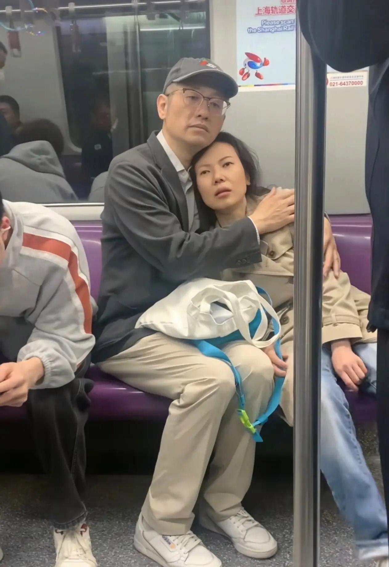 地铁上的这一幕，看得我眼眶发酸
 
今天坐地铁，亲眼撞见最动人的爱情！男生穿着干