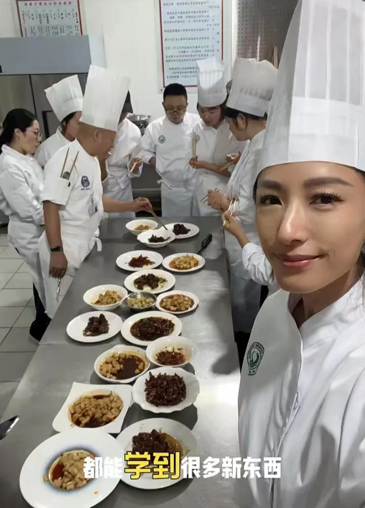 香港名模蒋怡专程到四川拜师学做川菜，课堂上认真听老师讲解无架子，上手做蒜泥白肉、