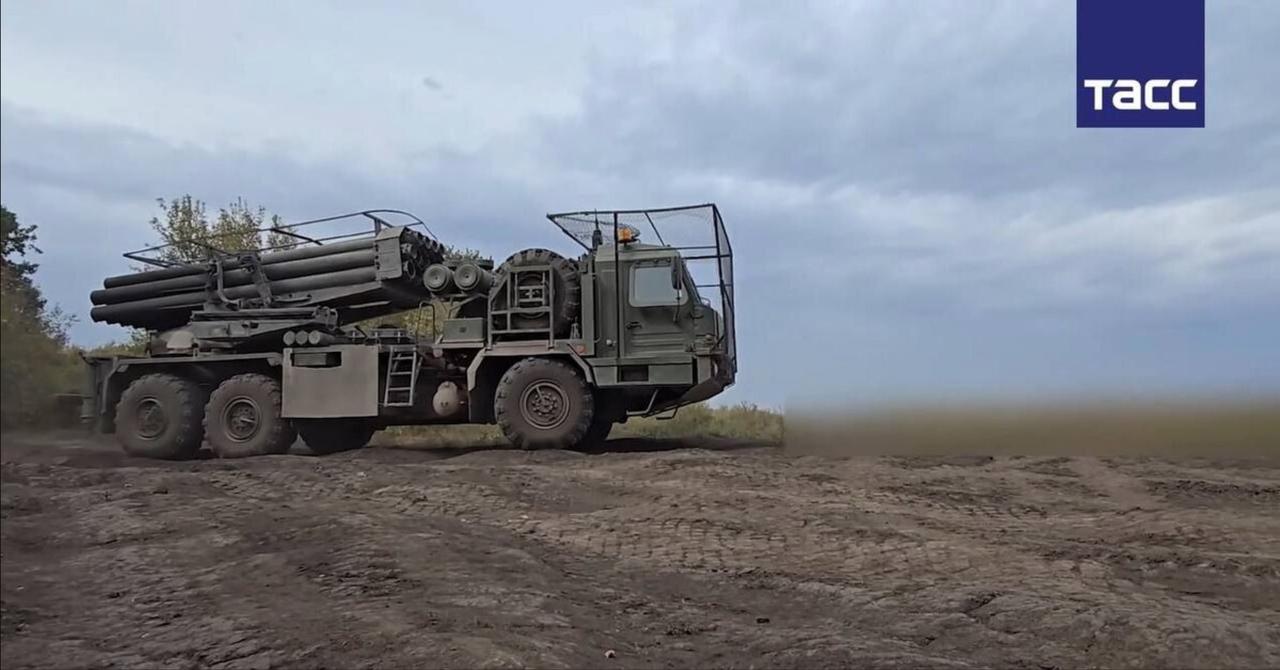 新装备！
基于BAZ - 69092 220毫米三轴底盘的乌拉干MLRS系统，9