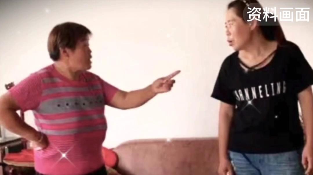 儿子真心疼媳妇，为啥婆婆处处不舒服
 
现实里总有这样的情况：儿子满心满眼向着媳