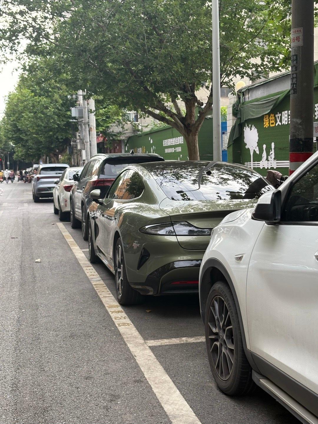 除了在店里看到的四台，我今天在路上见到了十几台小米SU7，西安都这么多了，25万