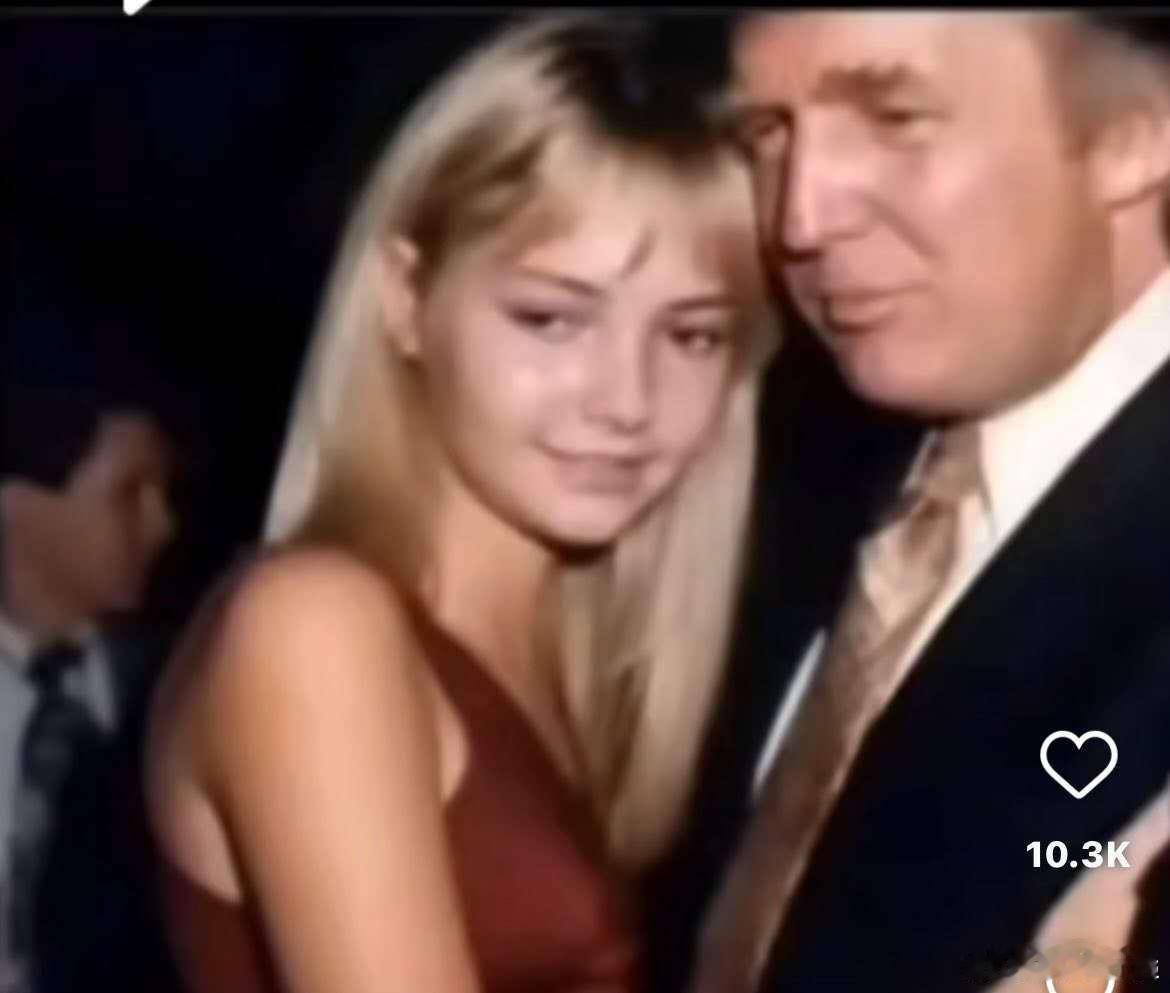 1、许多人说这可能是帕姆·邦迪 (Pam Bondi)2、向举着牌子的女人致敬，