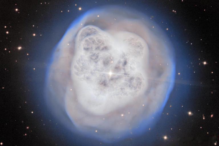 宇宙告别：垂死恒星的水晶球光芒在夏威夷高耸的火山峰冒纳凯阿山顶，北河双子望远镜捕