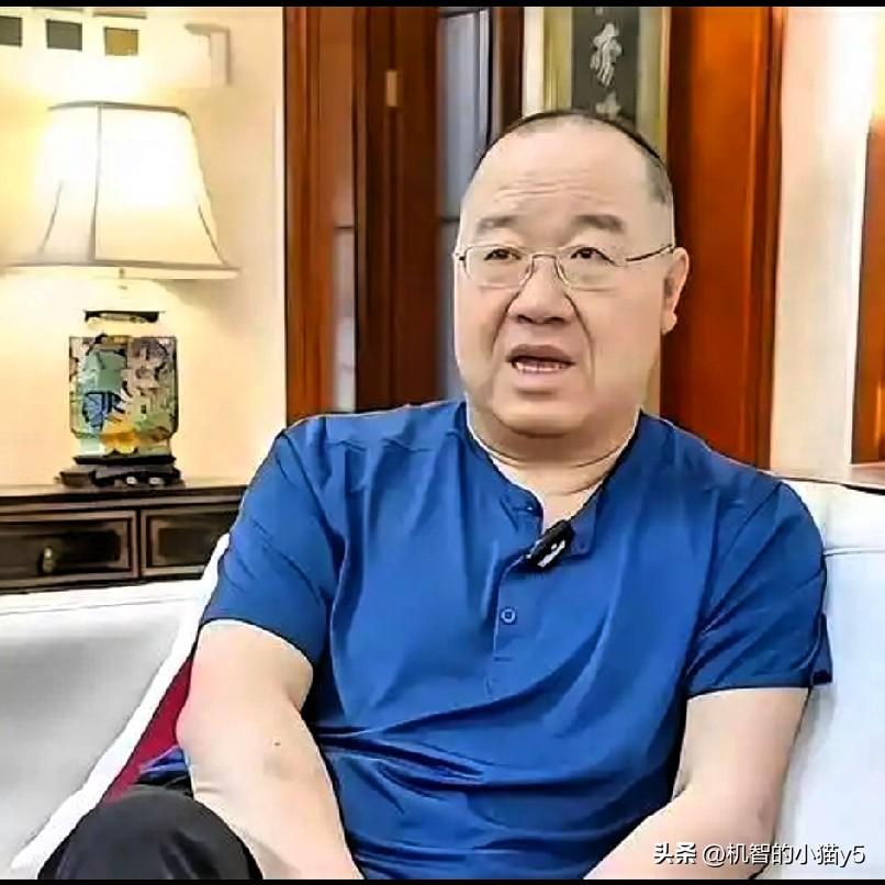 英达在事业巅峰时担任《我爱我家》导演，一时风光无量。
但在家庭上，1997年他与