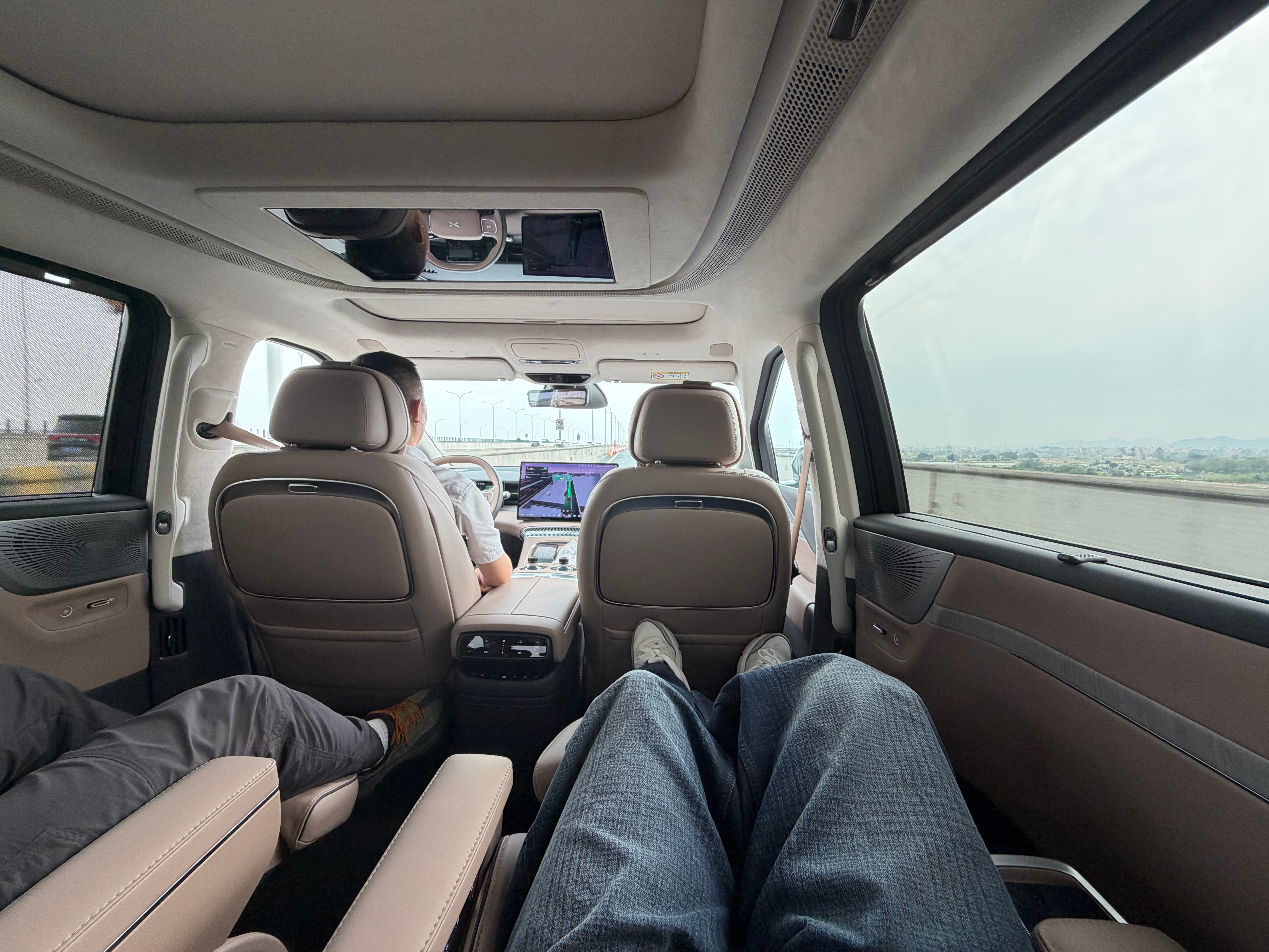 3月出差贼多，能坐上MPV非常幸福，尤其是小鹏X9这种科技MPV。零重力+座椅按