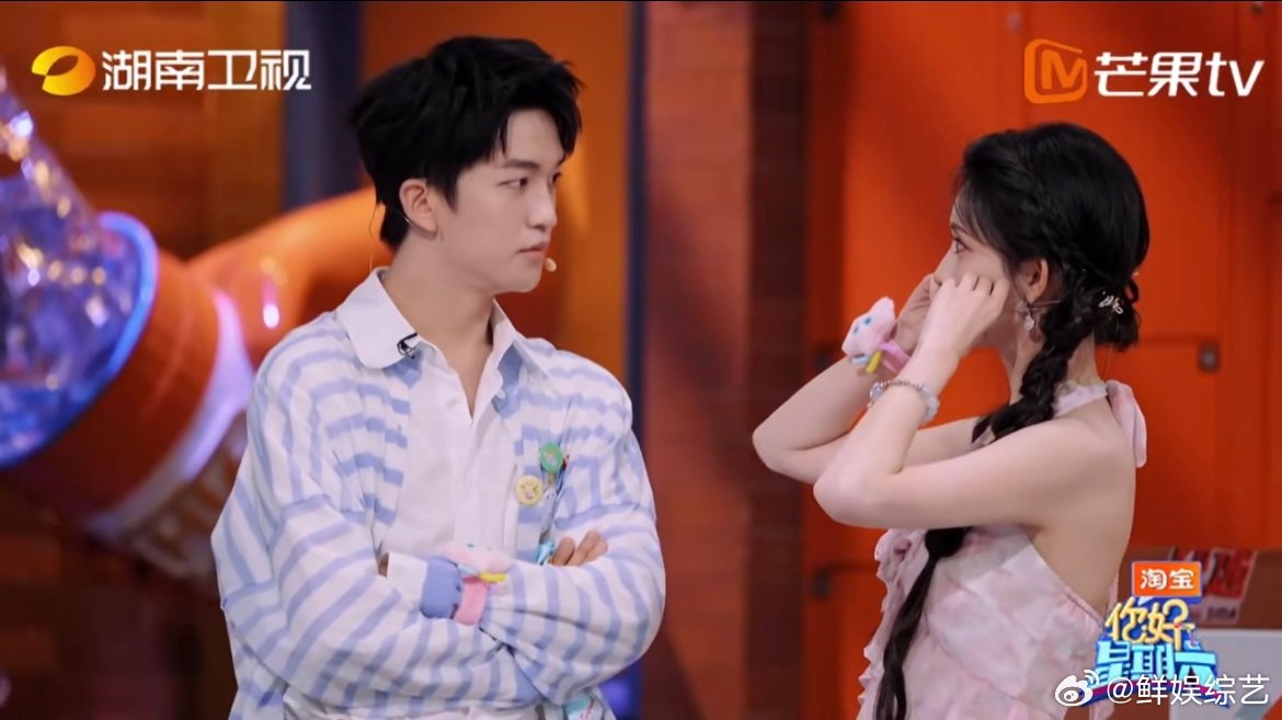 孟子义教黄子弘凡饭撒 被孟子义的“任务魂”戳中！拉着黄子弘凡教脸颊比心，认真教学