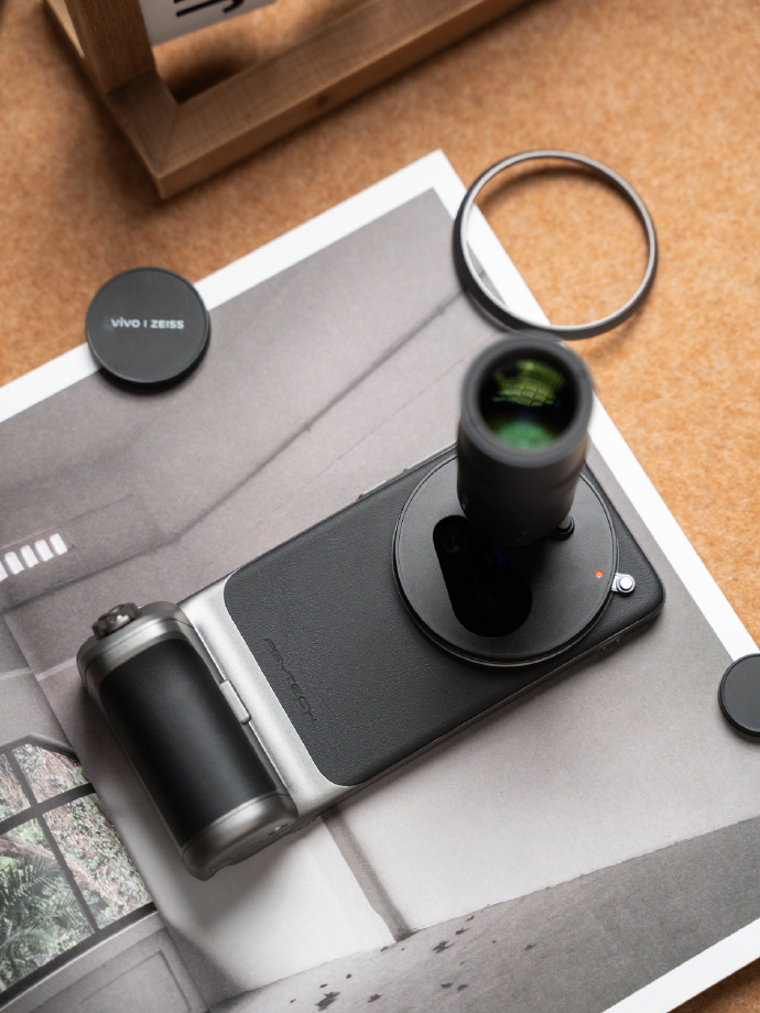 增距镜是出游神器还是累赘 ？对于出游来说，可能还是累赘。增距镜现在各家都给了，但