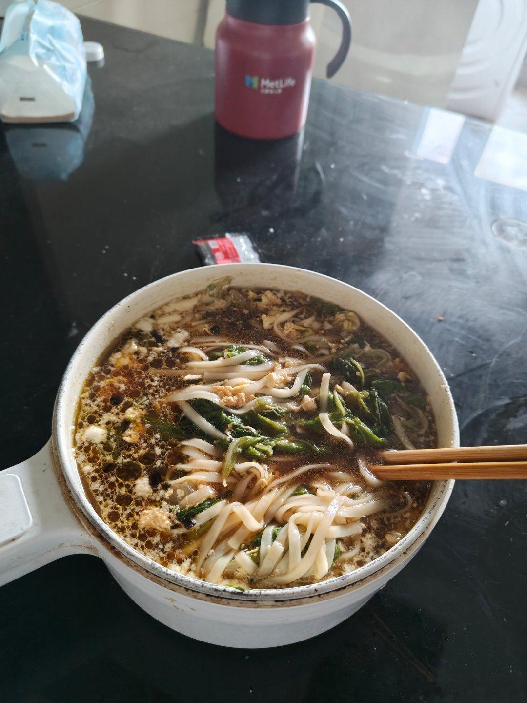 今早起床有点费劲，五点的闹铃，响三次才起床，懒洋洋刷牙穿鞋外出，佳明还没电了，转