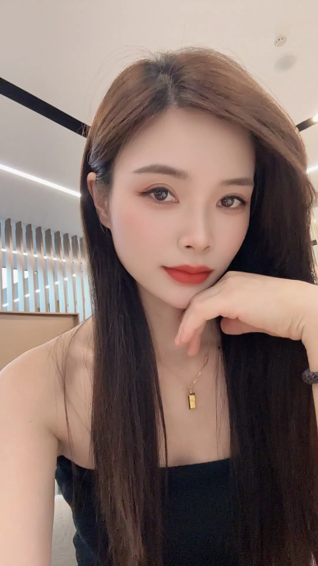 一个精神富有的女人.你能跟她炫耀什么呢？她不可能因为你有钱而巴结你.也...