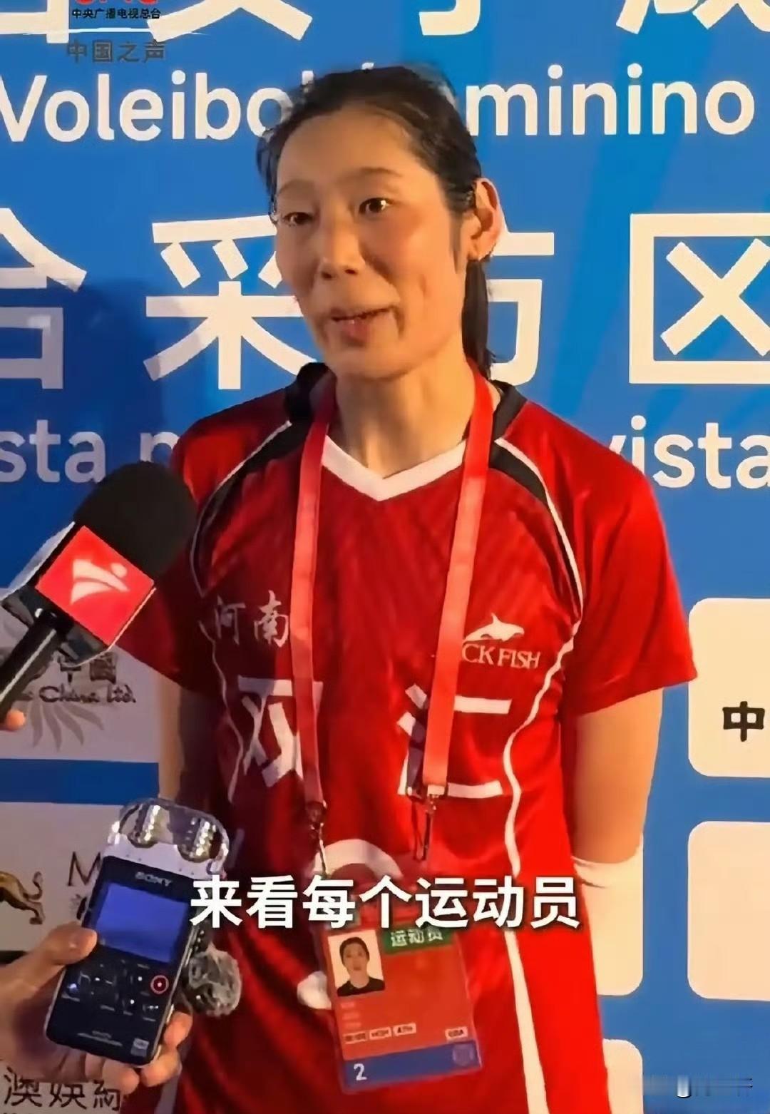 中国女排赛场外的“人际寒潮”令人忧心。受地域势力与排协因素影响，队员公开互动屡遭