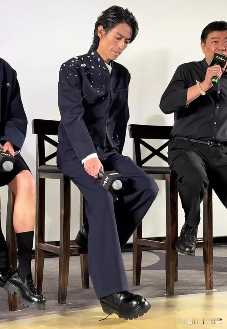 我的老天奶呀！大帅哥陈晓怎么变成这样婶的了？！

瘦得脱相，还留了油腻腻的长发，