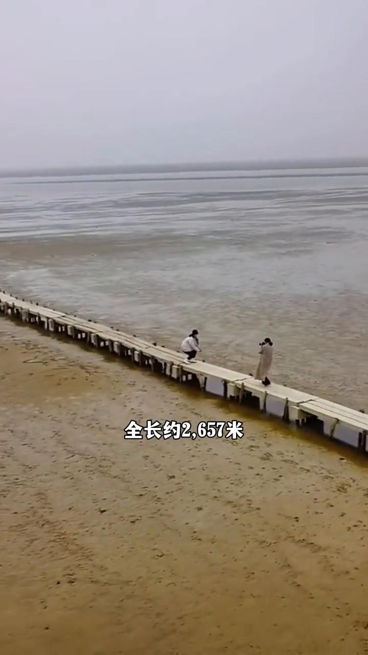 这是我国最长的湖中石桥，全长约2657米。位于鄱阳湖底的千眼桥，始建于1631年