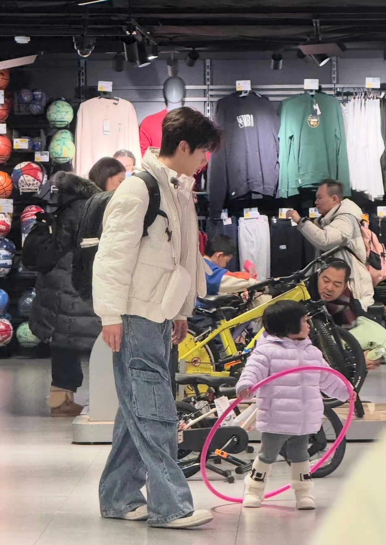 偶遇余承恩带娃谁不想拥有这样的帅舅舅呢，也太乖了吧！！ 