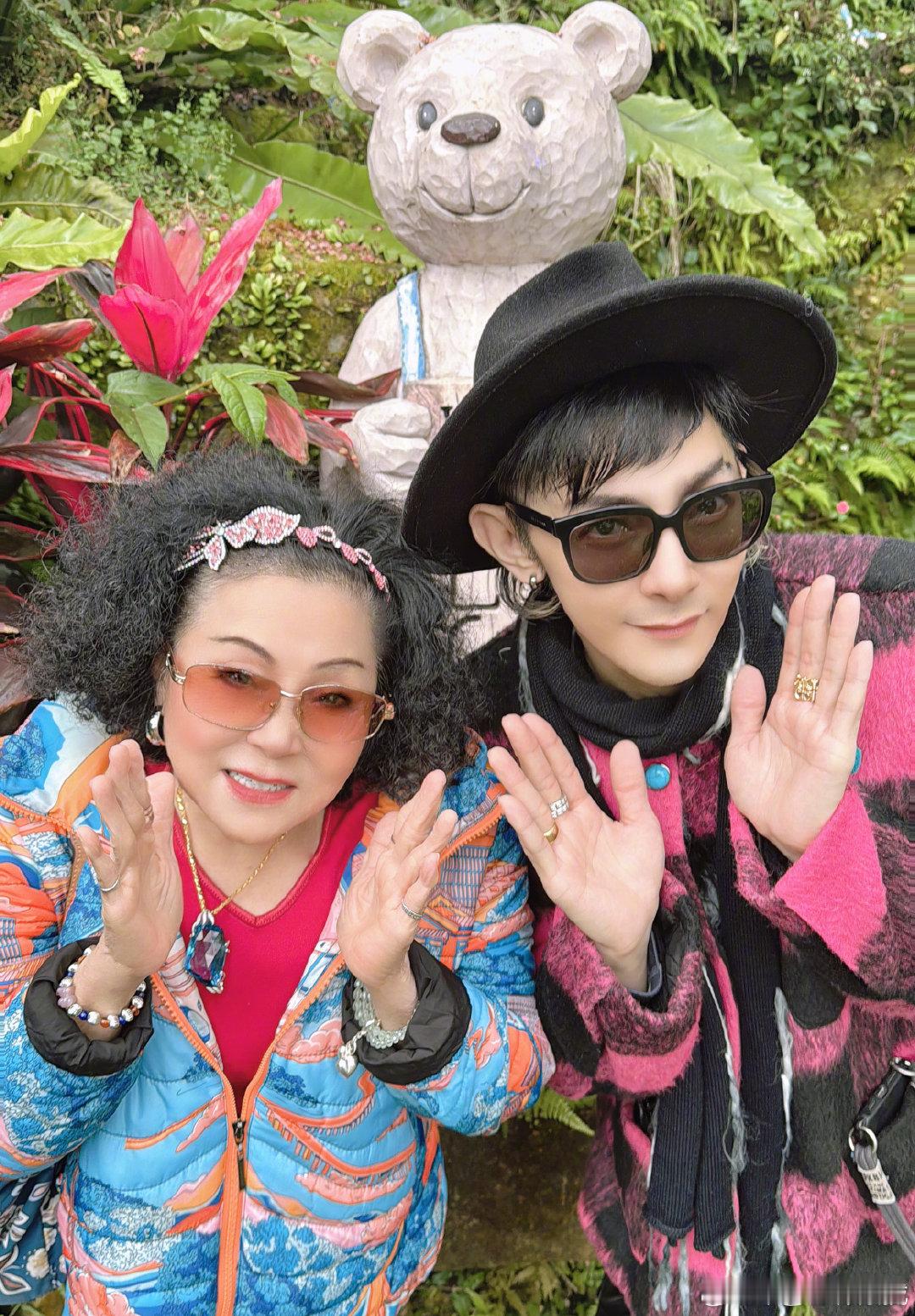 汪东城与妈妈过母亲节大东晒与妈妈合照和妈妈一起过母亲节，孝顺的大东哥，希望大东哥