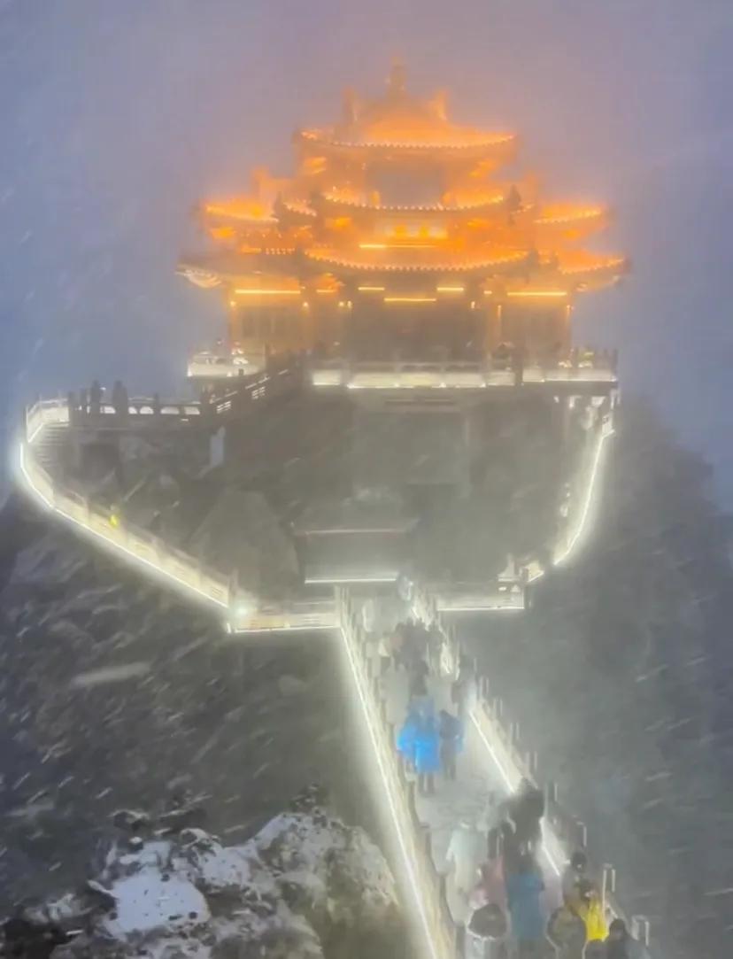 刚刚河南老君山下雪了
银装素裹，虽然气温降到了零度，
但是不少游客还是冒着风雪