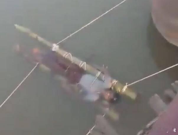 离谱！男孩被蛇咬伤未送医 家人迷信“驱邪”泡河12小时身亡海外新鲜事印度 一起令