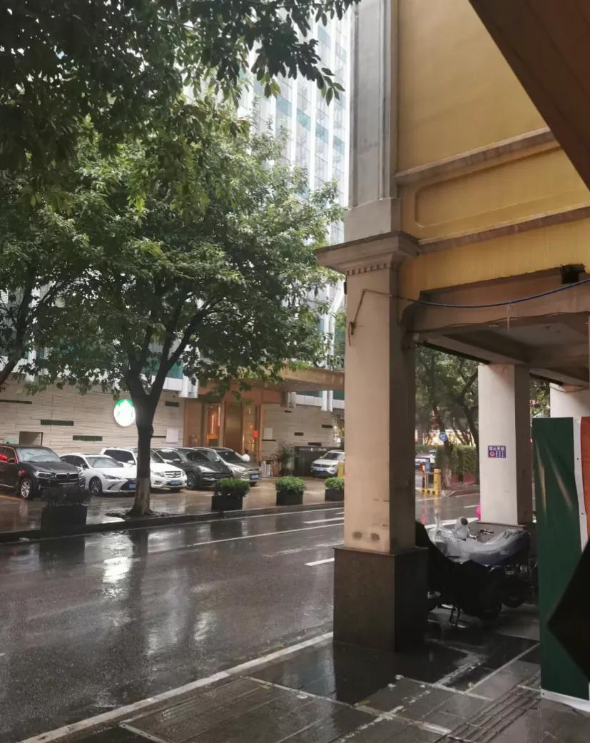 骑楼，会保护每一个雨天出行的广东孩子
可以被我列入广东十大发明之首，虽然我还没想