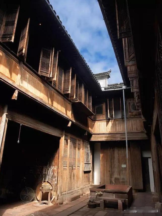 1996年，安徽一栋200年古宅即将被拆除时，主家心痛无奈，却没料到，一美国人愿