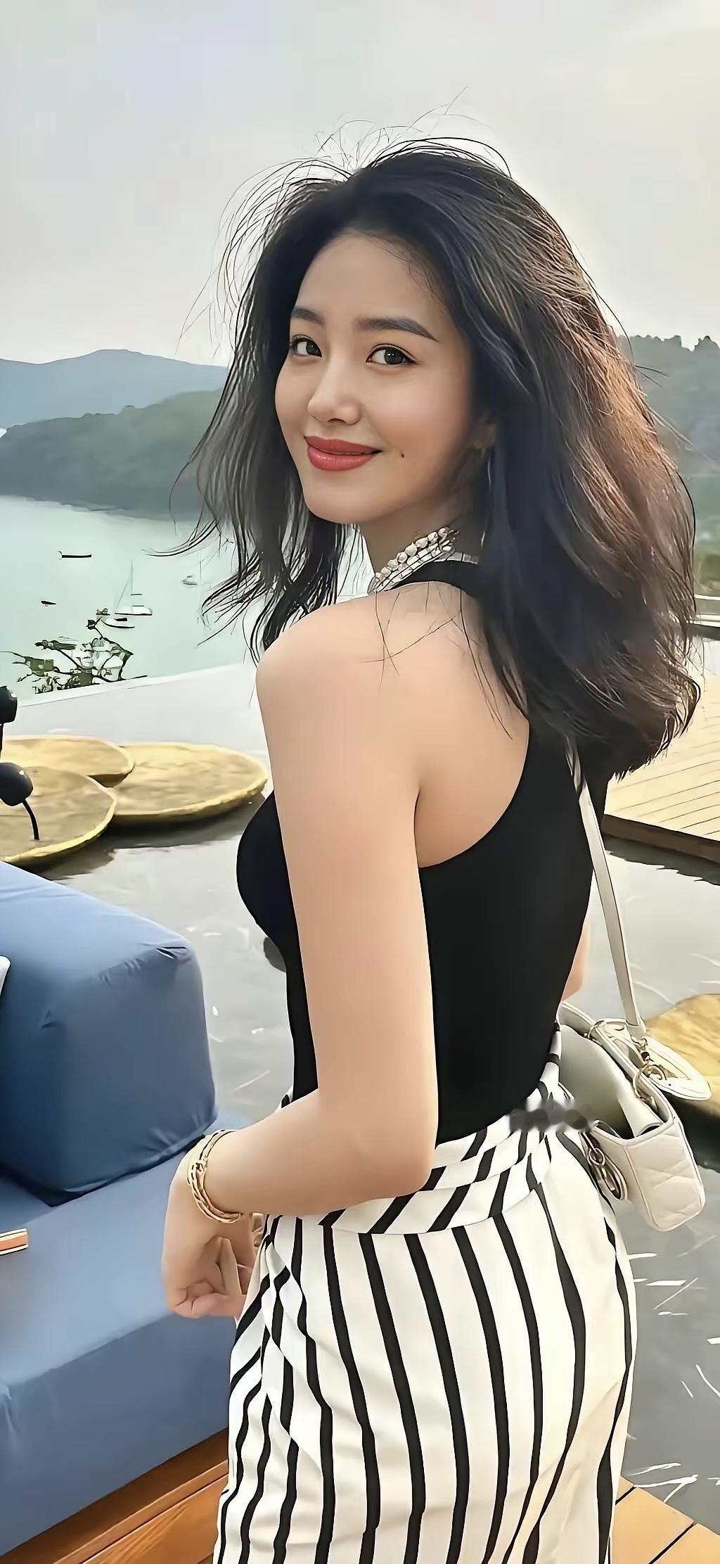 湖北真的出美女啊，照片中的杨采钰跟曾黎都是湖北的顶级美人，杨采钰长相清纯甜美，真