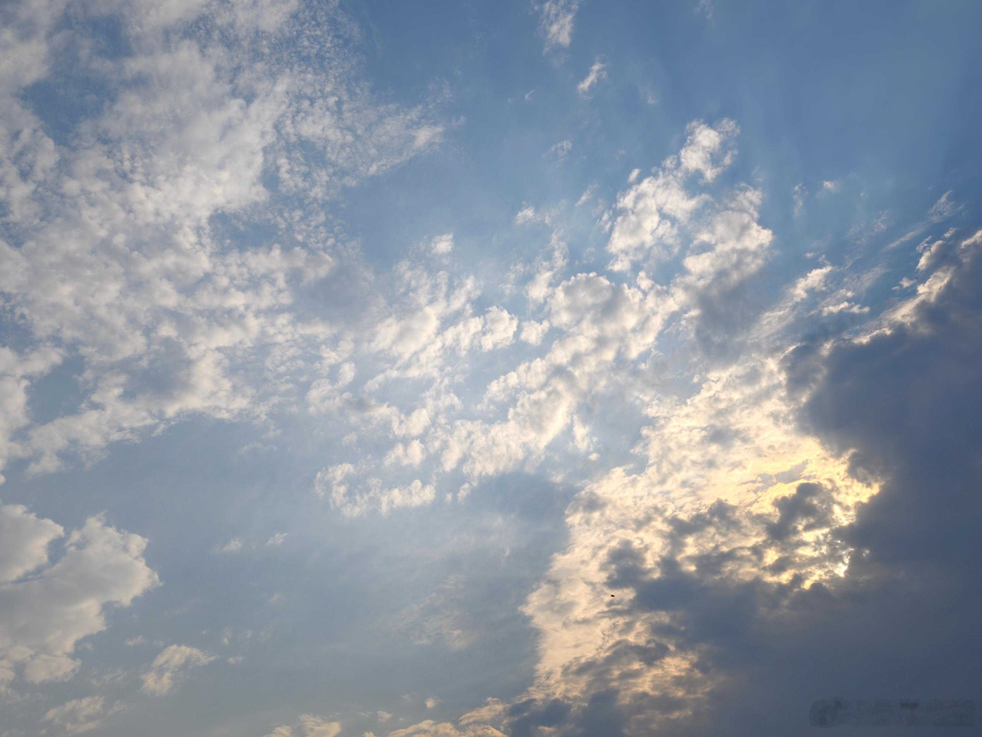 北京的云照片：今日早上6点多拍到的天空。早安！！！清晨六点多的天，像一块被轻轻铺