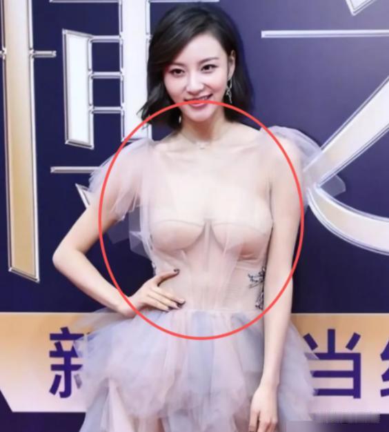 有个很奇怪的事情。女人的胸部是隐私部位，陌生人看不得，更摸不得，那不是应该好好的