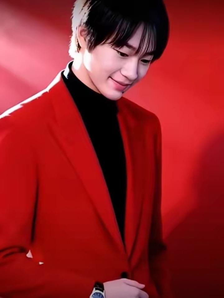 刷到全红婵一身中国红正装的照片，直接被惊艳到了。这套剪裁利落的红装衬得她肩背笔直