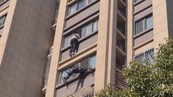 退役军人爬楼救下被困约20米高老人【80多岁老人被卡约20米高空晾衣架，物业人员