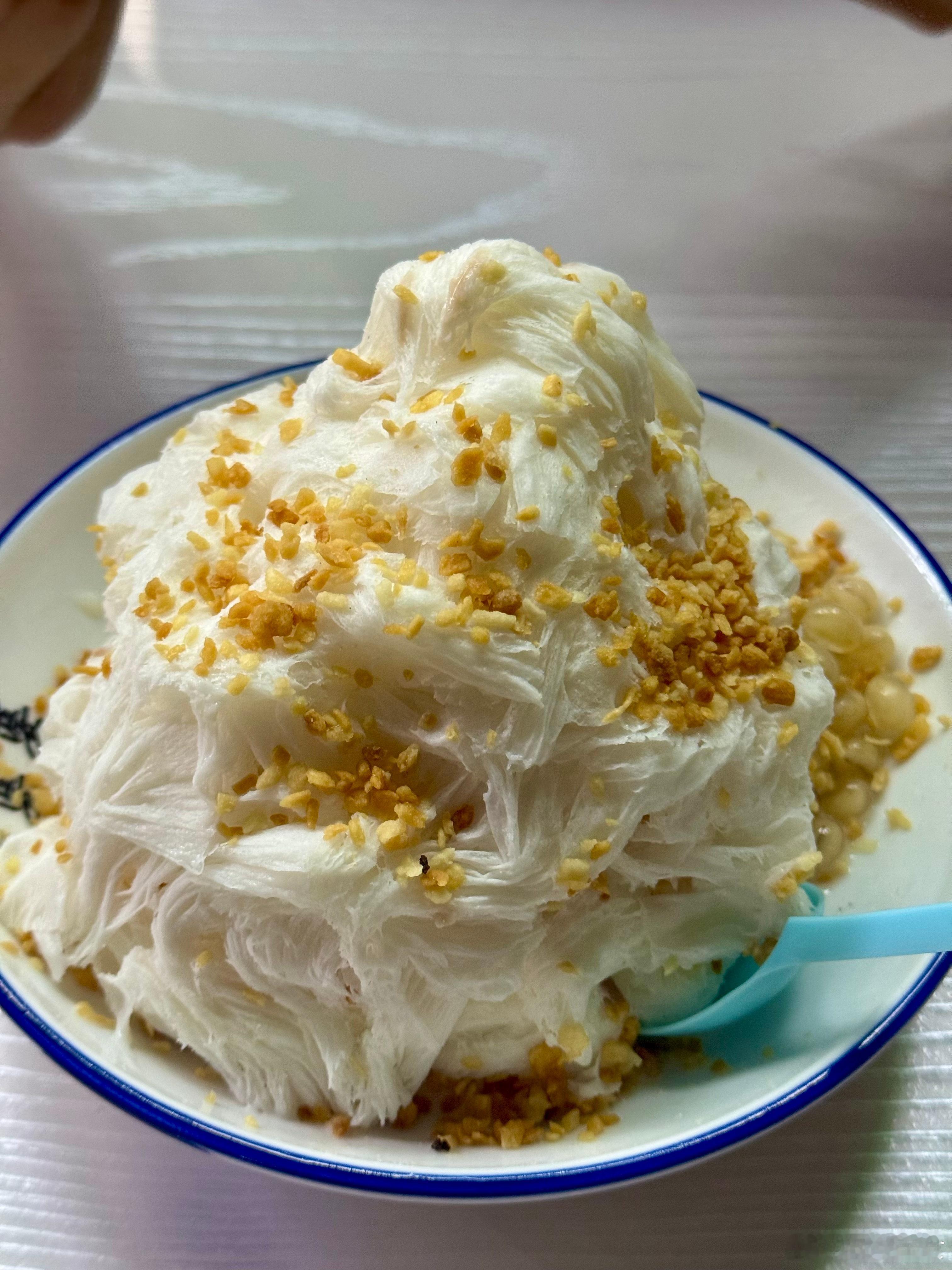 鞠婆婆绵绵冰，附近新开的一家，时隔多年吃的第二次茉莉绿茶口味，对我来说有点偏甜，