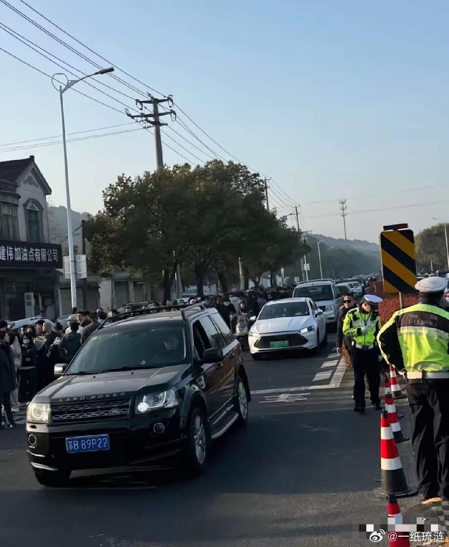 肯定又有人要嫉妒了，一个商人，一介平民。做出什么事了，让送他的人从凌晨排队到天亮