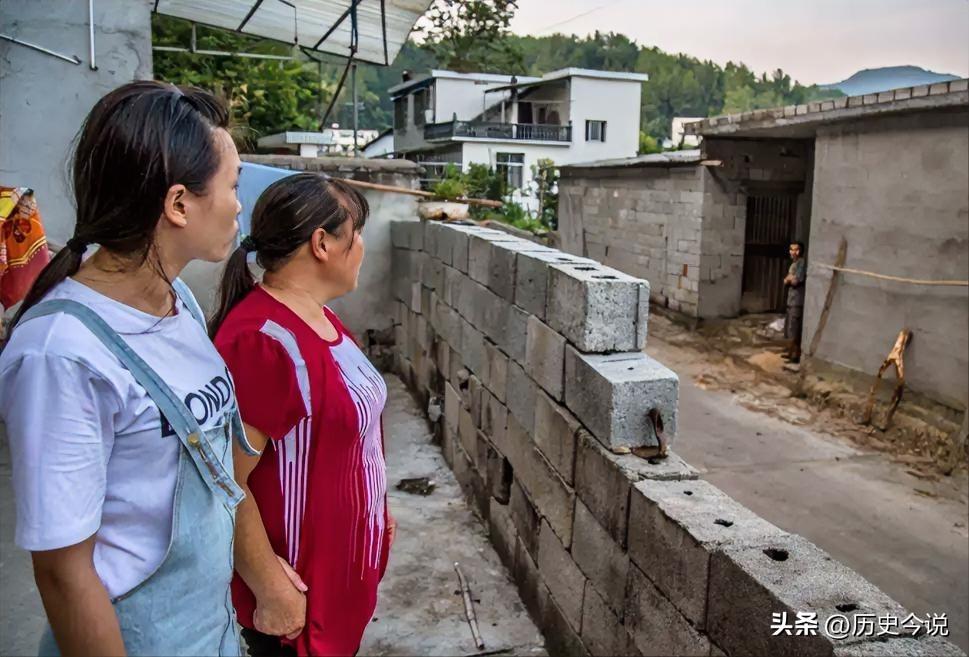 暖哭！乡邻盖楼主动让宅基地，为外出打拼的家人留出行坦途
 
阅读此文前，诚邀您点