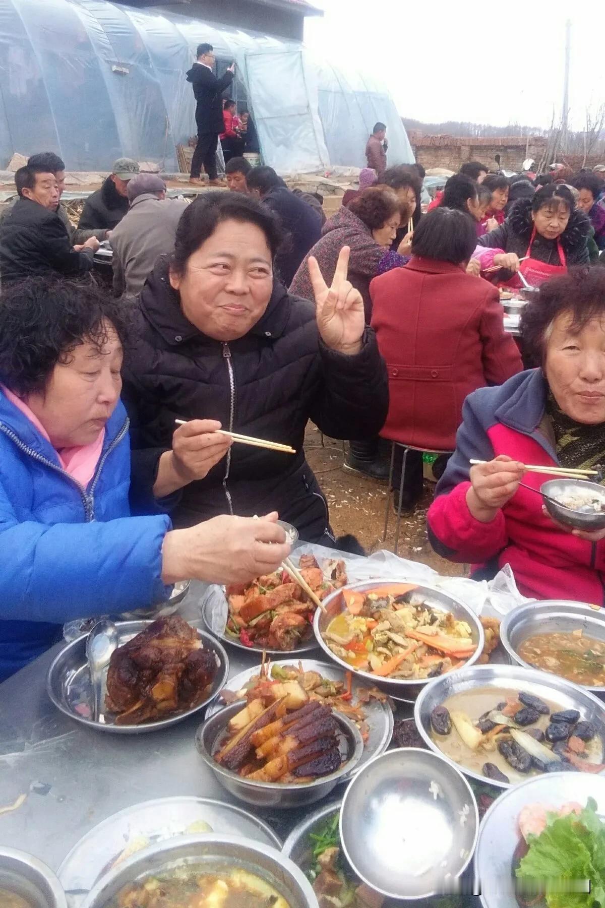 早上不吃饭，中午像神仙一样猛吃，吃一顿饱三顿，是的，我小时候就吃过这样的餐食。