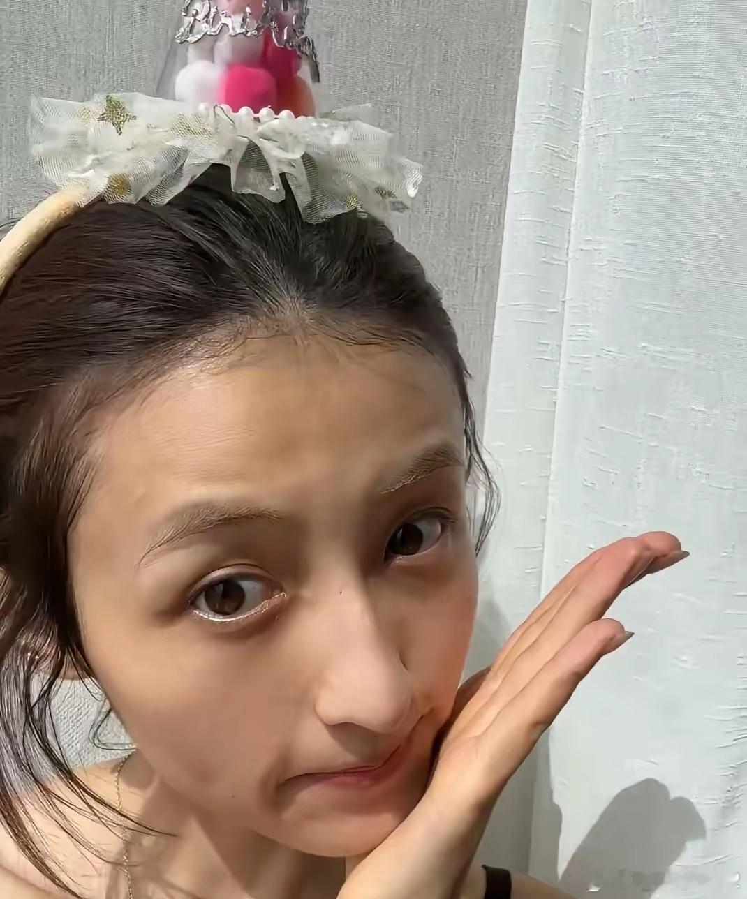 张子枫25岁生日那天发了三张照片。本以为是甜美庆生照，点开却愣住——瘦成一条了。