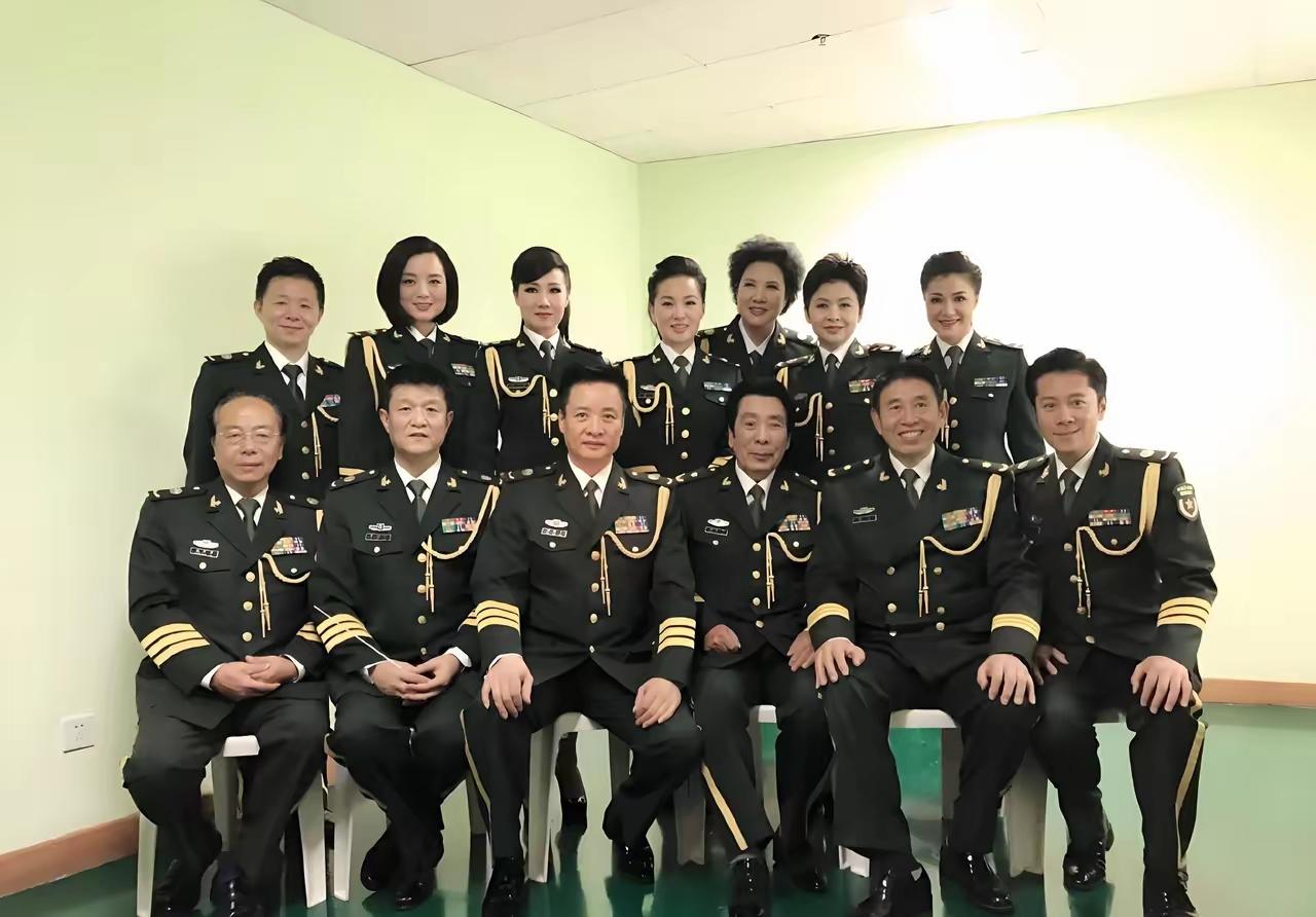 这张合影汇聚了多位中国中国著名军旅歌唱家：

我认出了著名男中音歌唱家熊卿才，家