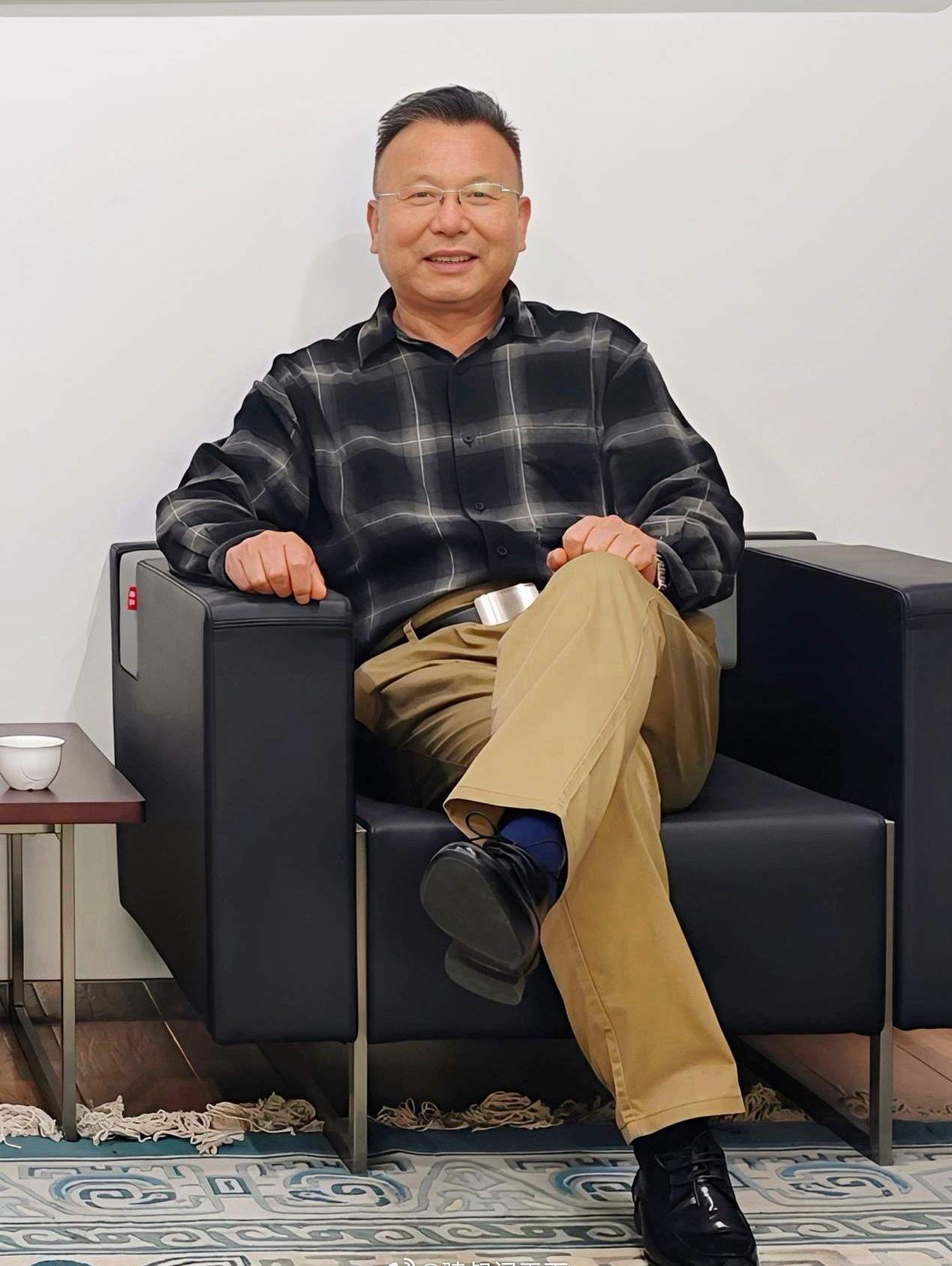 肖战啊肖战
这次不得不批评你了
真想问肖战一下，你这个内搭真的非穿不可吗，哈哈哈