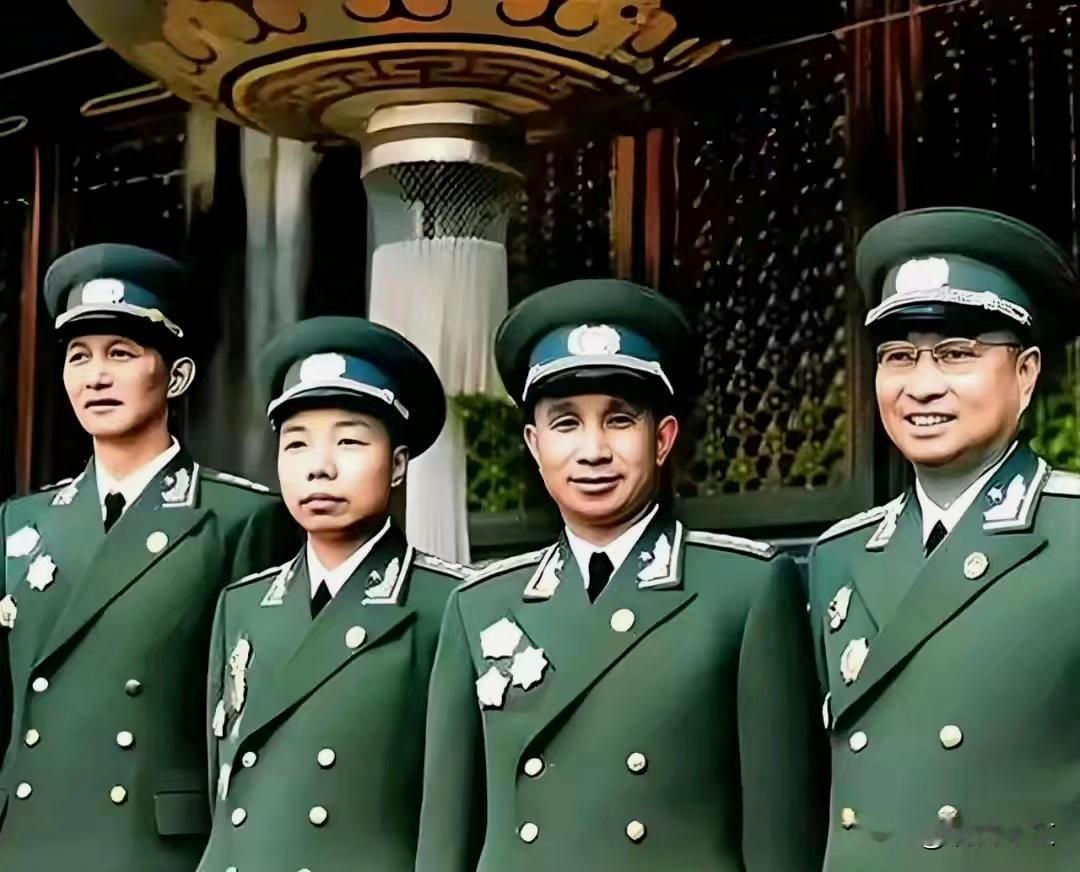 1955年，4位开国将领的合影，陈赓最有范儿，萧华像个未成年人。
 1955年，