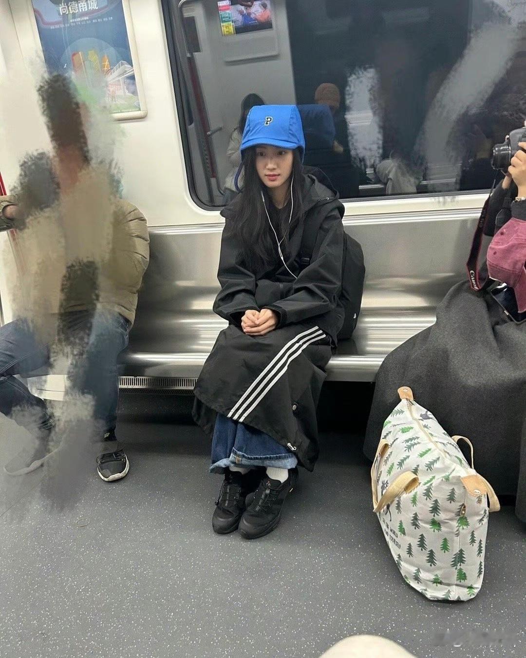 路人偶遇卢昱晓，原来女明星也会一个人坐地铁，好接地气呀 ！ 