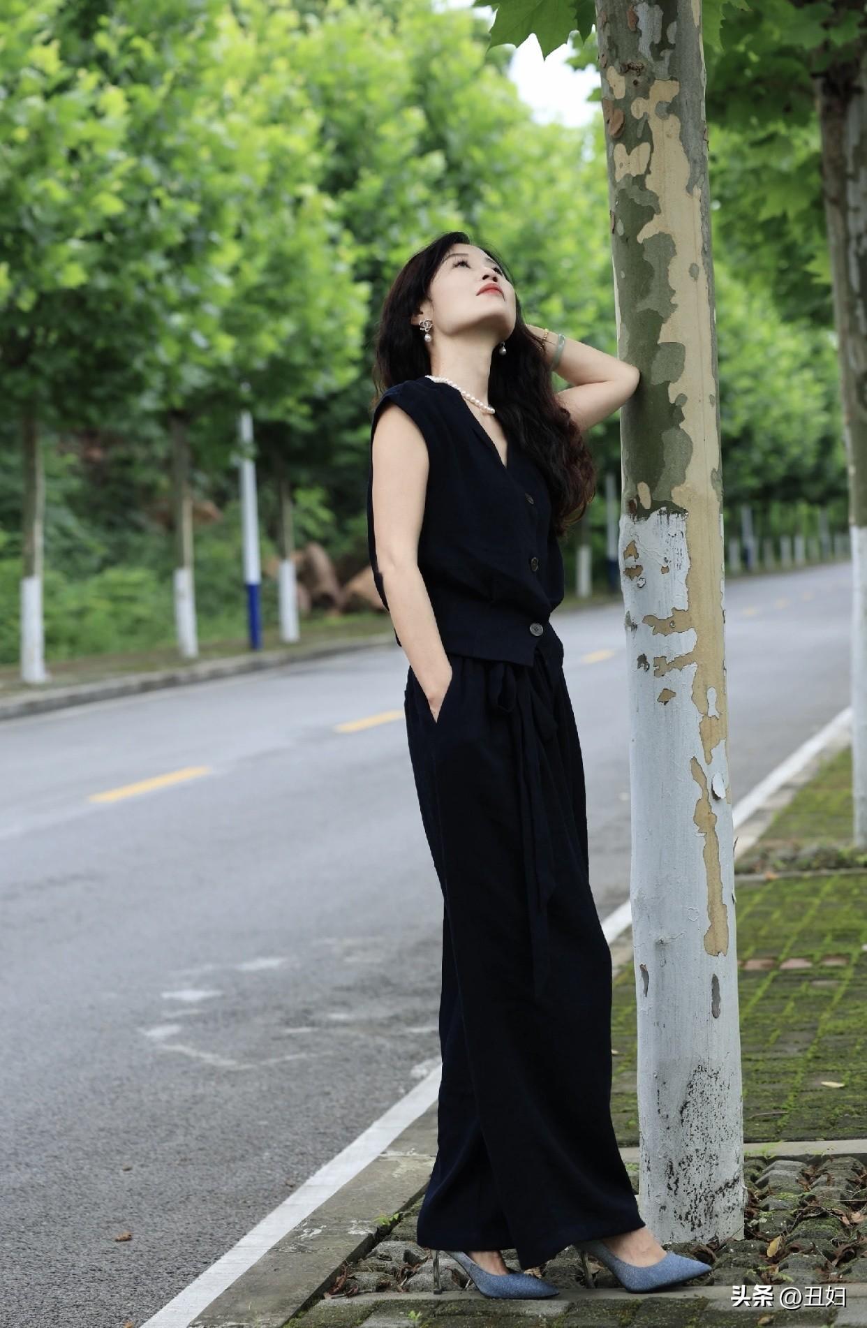 黑色服饰怎么穿才高级?挑选时选对版型很重要，修身短款适合身材好的女生打造气质淑女