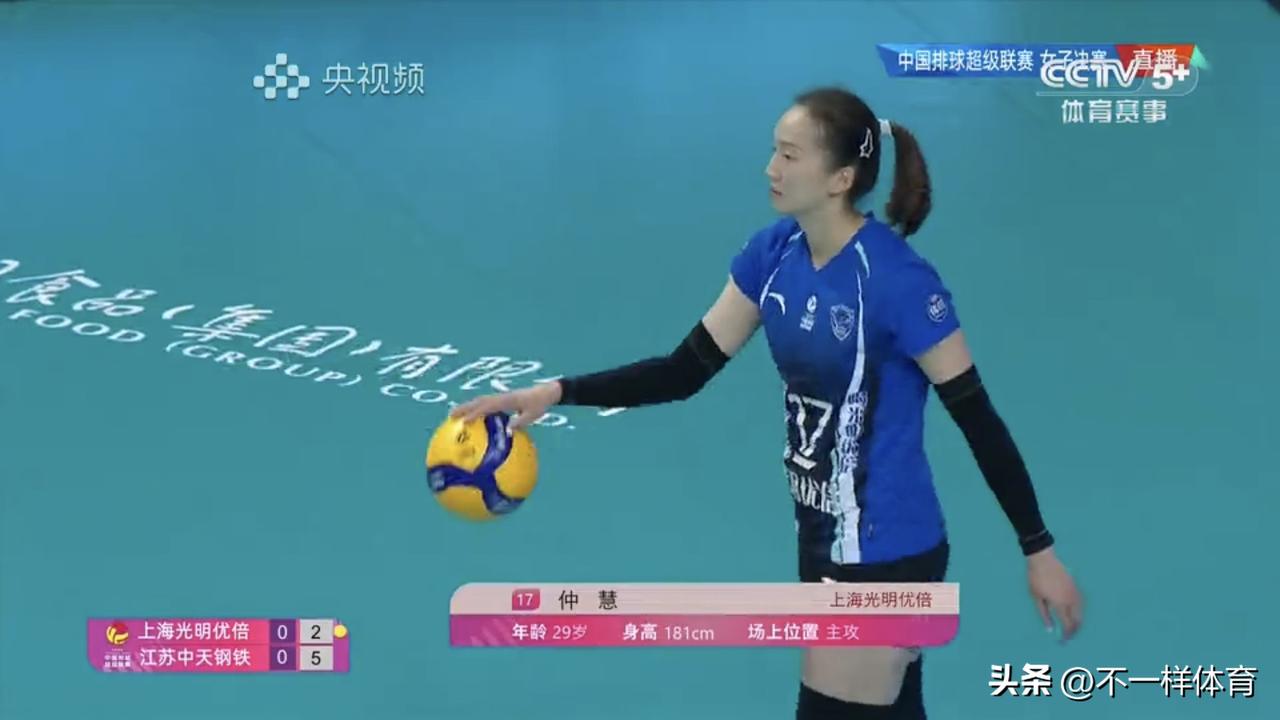 上海女排终于圆梦夺冠摆脱了三年三亚的局面，总决赛2-1战胜卫冕冠军江苏女排。范赖