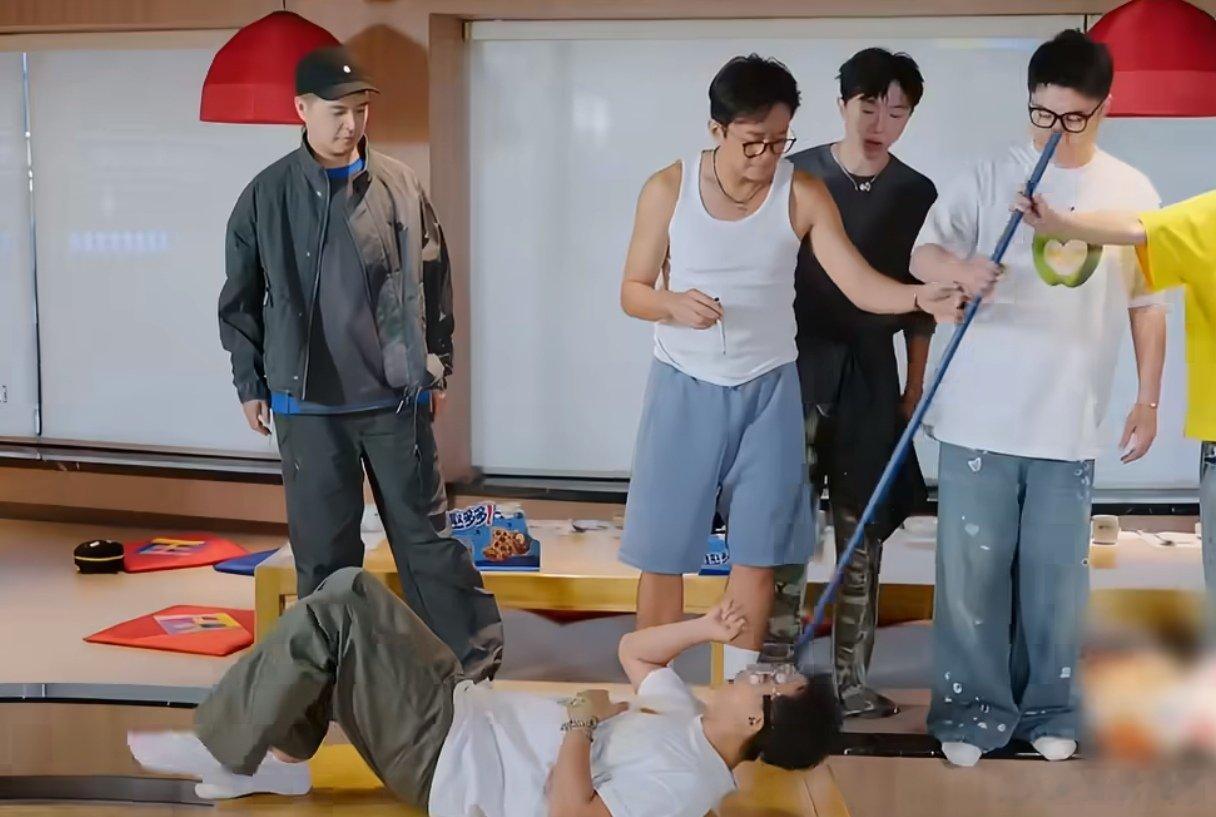 邓超还记得韩庚和你一个队吗 超哥这游戏脑真的绝了，全程只想怎么拿分，对着韩庚一顿
