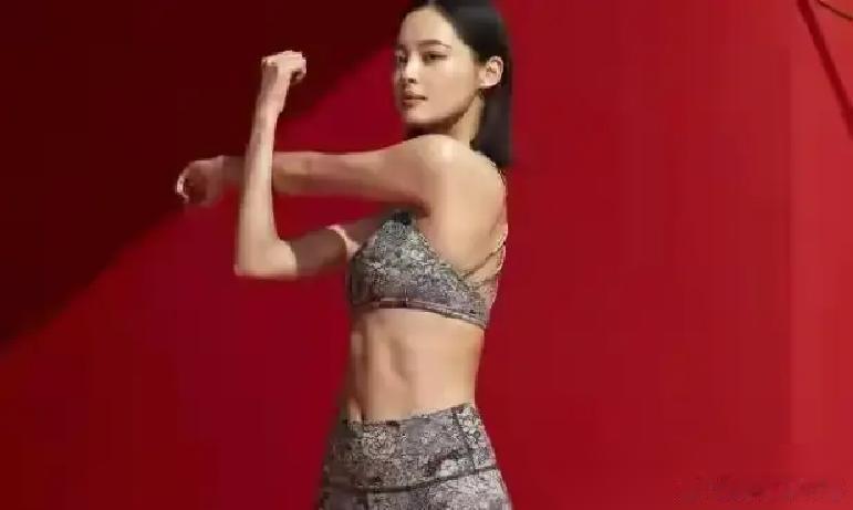 辛芷蕾一条“液体裤”，美得像个AI。可这裤子，换个明星试试？ 去年五月，某女演员
