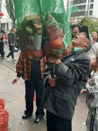 大叔，接这么多你也吃不完啊