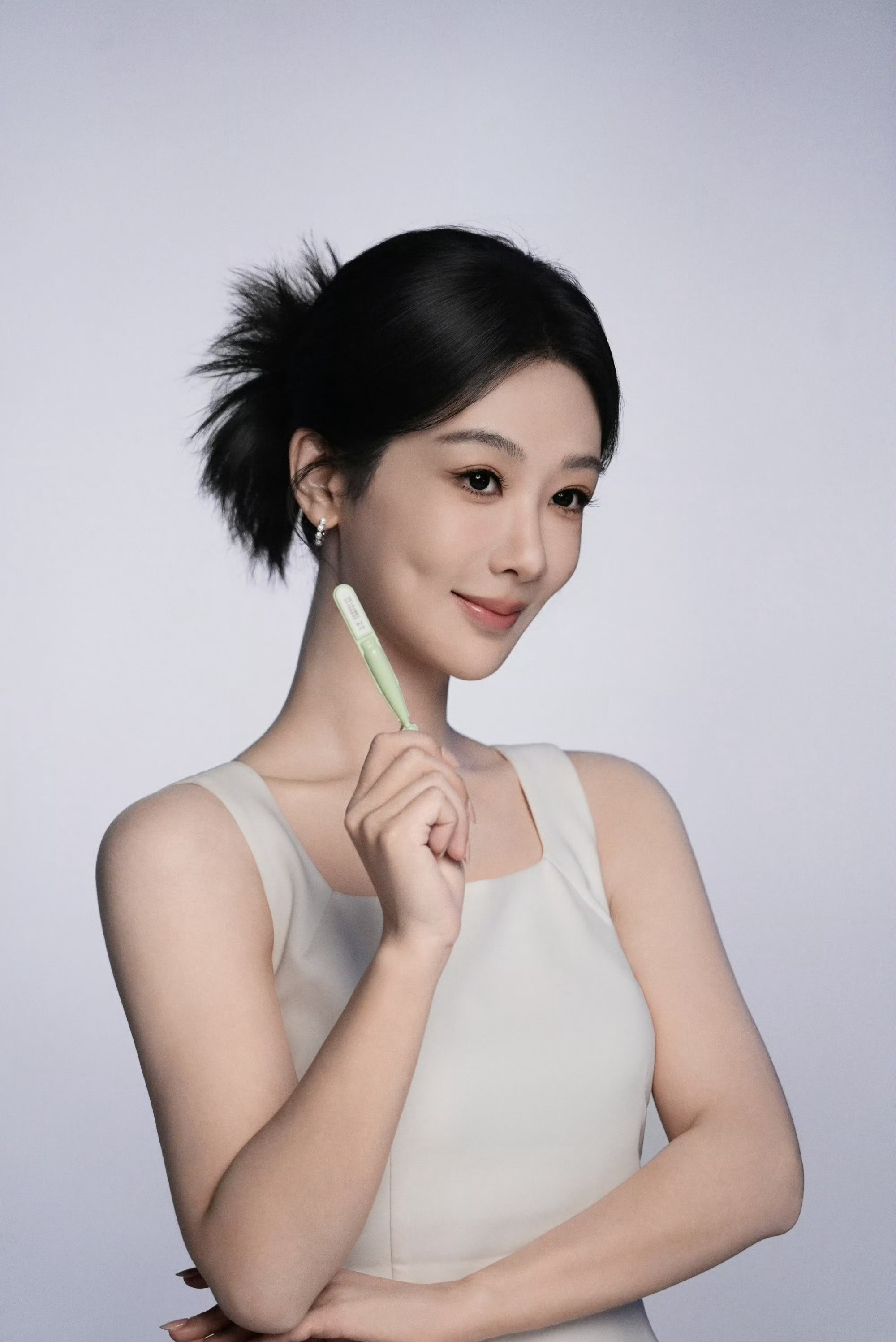 杨紫白色干练西装一些杨紫花絮图杨紫新鲜花絮图来袭，一身白色西装利落大方，气质清爽