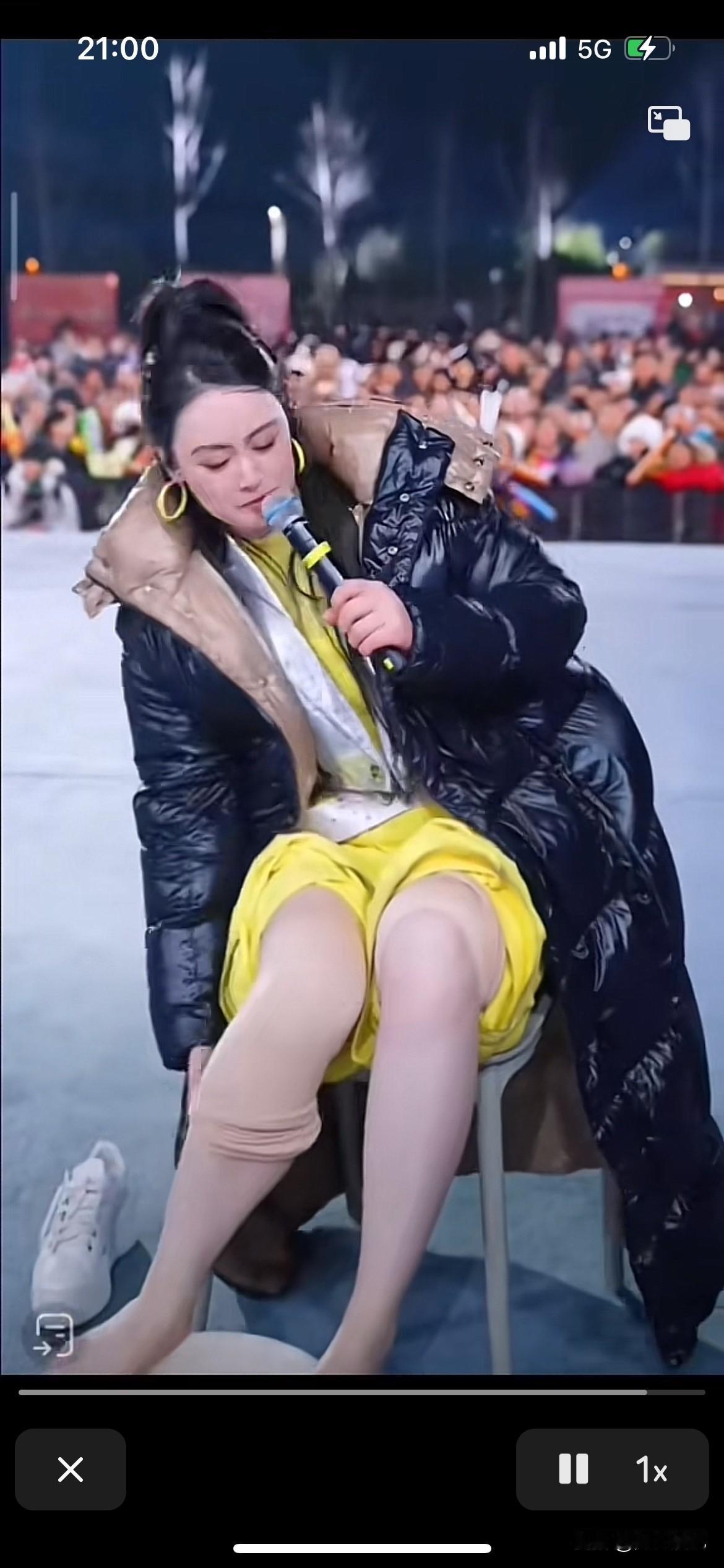 唐艺老师这腿也太粗了，像个猪蹄一样，真不敢相信表面风光的她，原来那么肥的，不过也