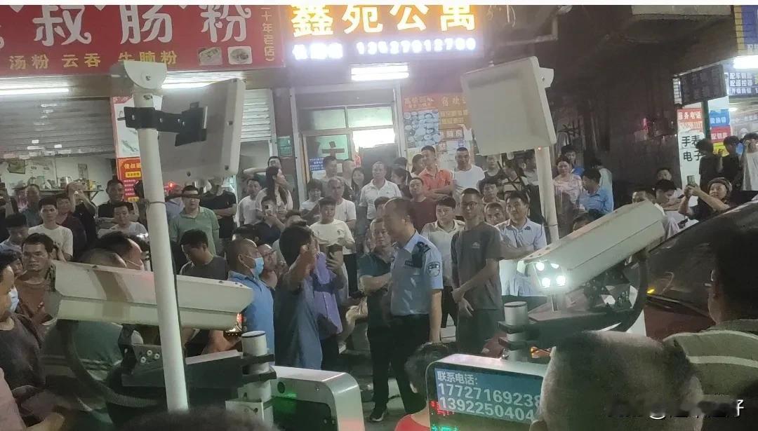 昨天晚上发生在杨浦村围村收费的事，最终以杨涌村委会拆除路口的收费栏杆而收场!
当