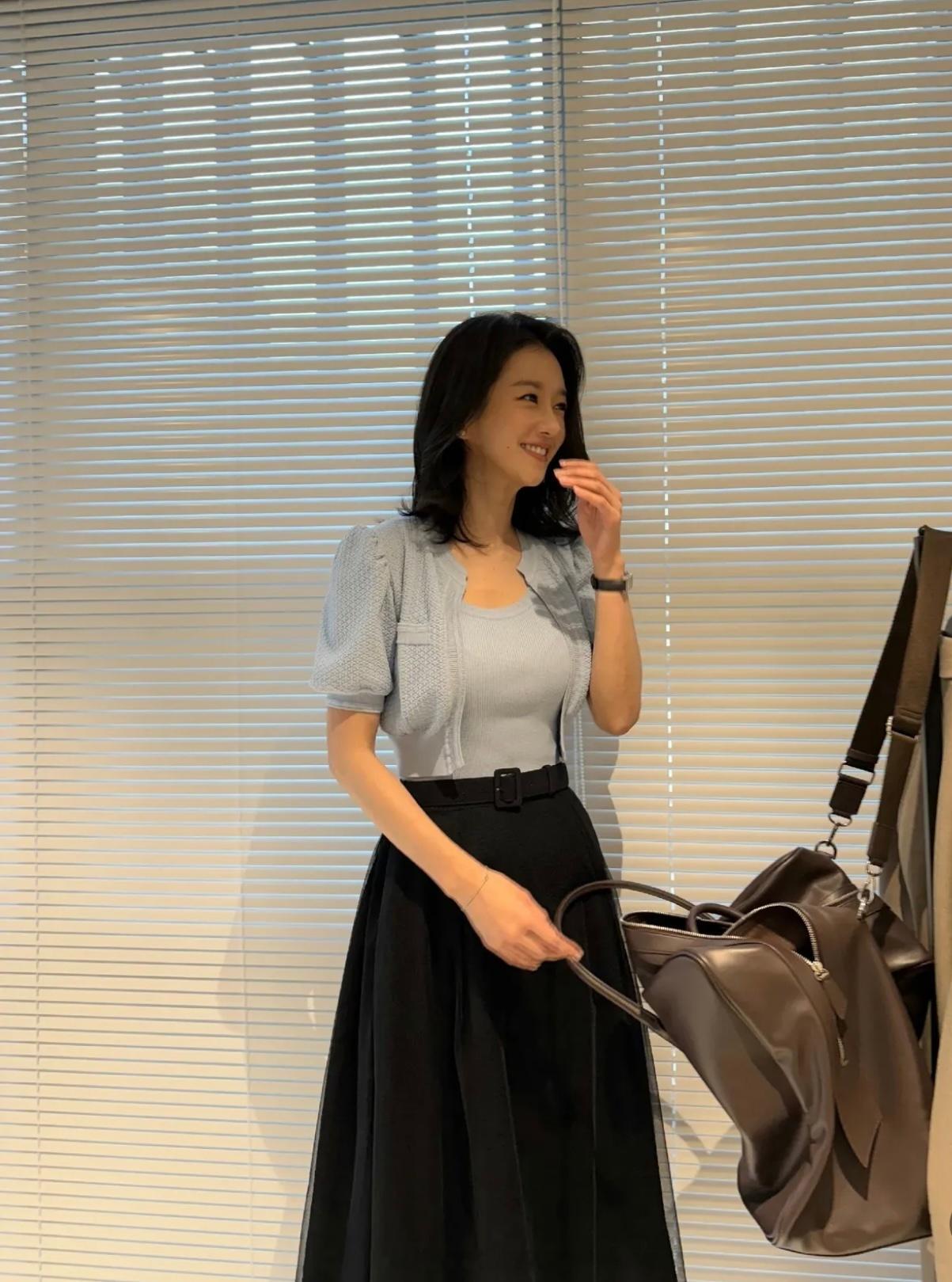 徐睿知 徐睿知  这个发型头小头大都好看又温婉又能干练吹爆姐妹们可以去试试 ​​
